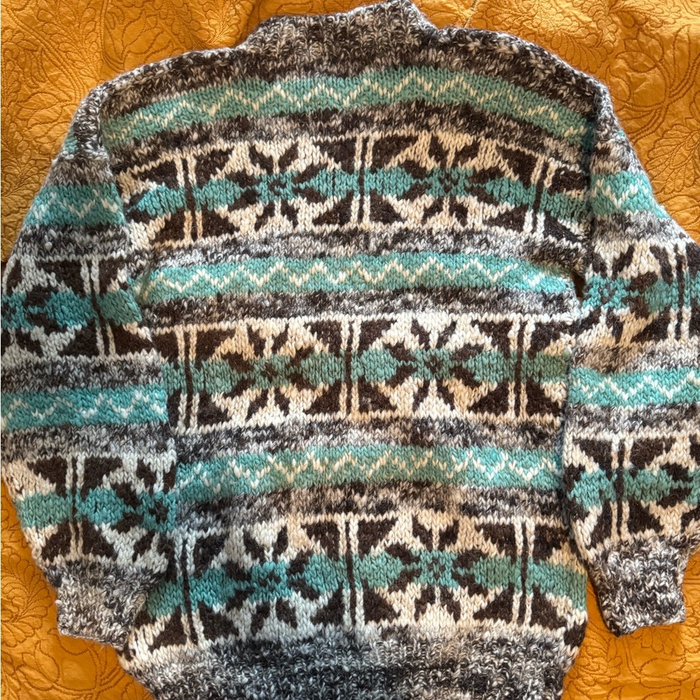 Beautiful warm men’s vintage sweater!